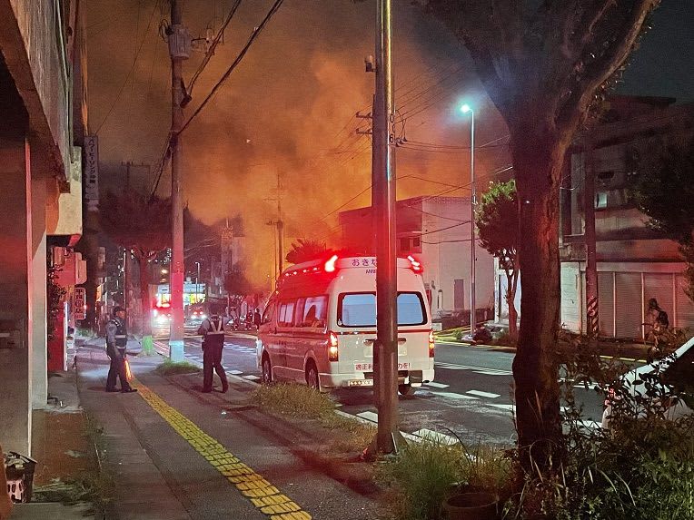 「エイサーを見に外に出たら2階の高さまで炎が…」　沖縄市室川の材木店で火災、延焼も　けが人の情報なし【動画あり】