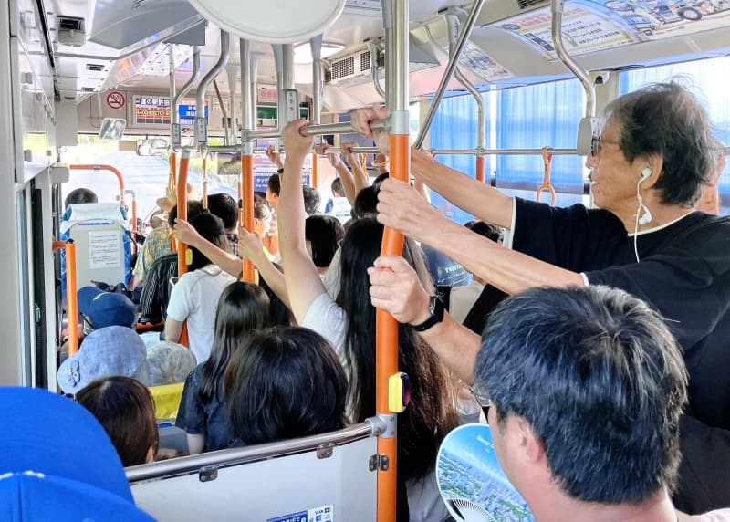 「遠出は楽しかったけど、待ち時間が長くて大変」バス停に長蛇の列　車内で3時間座れず　乗車を断られる人も　沖縄のバス無料乗り放題は初の日曜