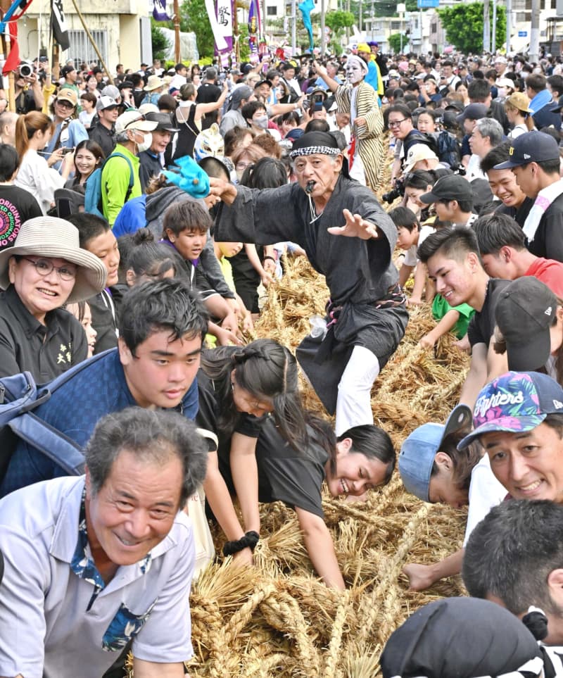 十五夜決戦「糸満大綱引」　南組が8分37秒で12年ぶり勝利　3万3千人詰めかけた　沖縄・糸満市