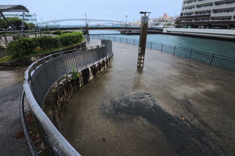 那覇市で遊歩道冠水　大潮と台風の影響で潮位高く