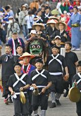 神獅子の舞、集落沸く　八重瀬町志多伯で13年忌豊年祭　沖縄