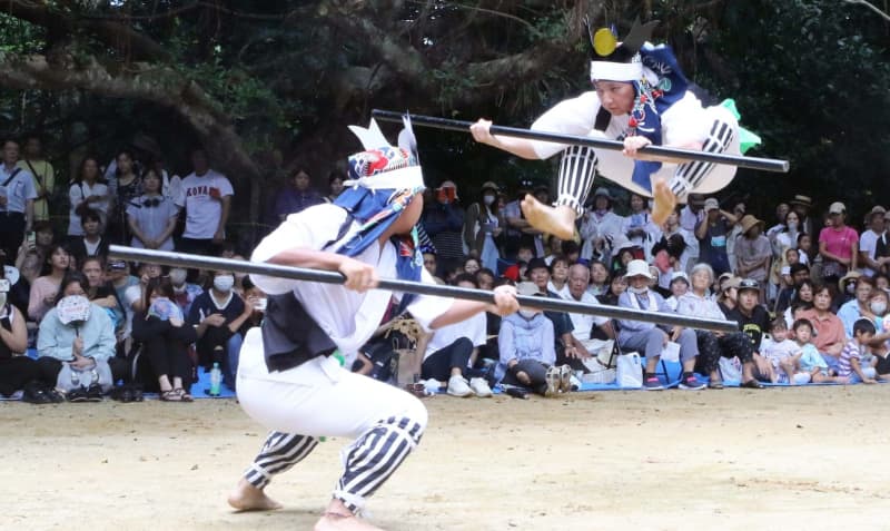 跳んだ！アクション映画のよう　六尺棒の演武は迫力満点　五穀豊穣を願い結願祭　沖縄・石垣島