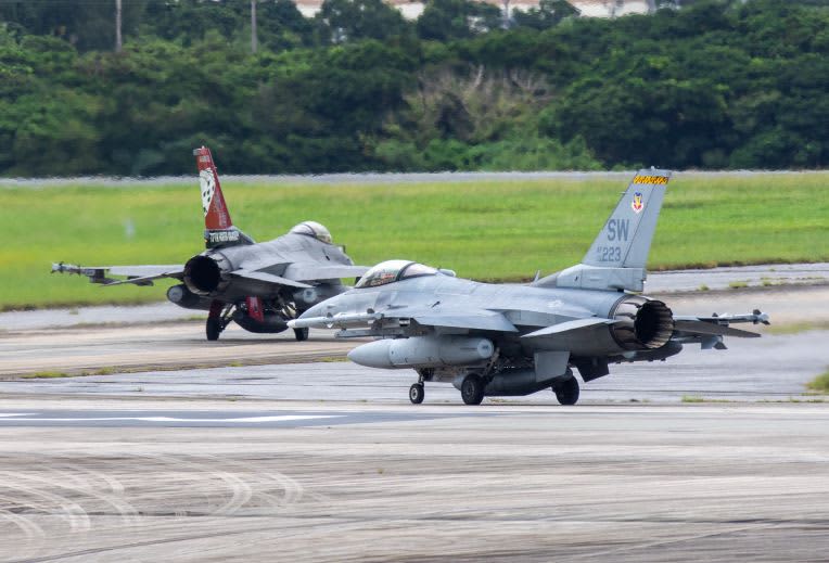 F16戦闘機が12機飛来　米軍嘉手納基地　一度の飛来数としては異例