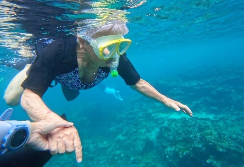 93歳女性、誕生日に恒例のシュノーケリング　東洋一の美ら海で子や孫と楽しむ　沖縄・久米島町