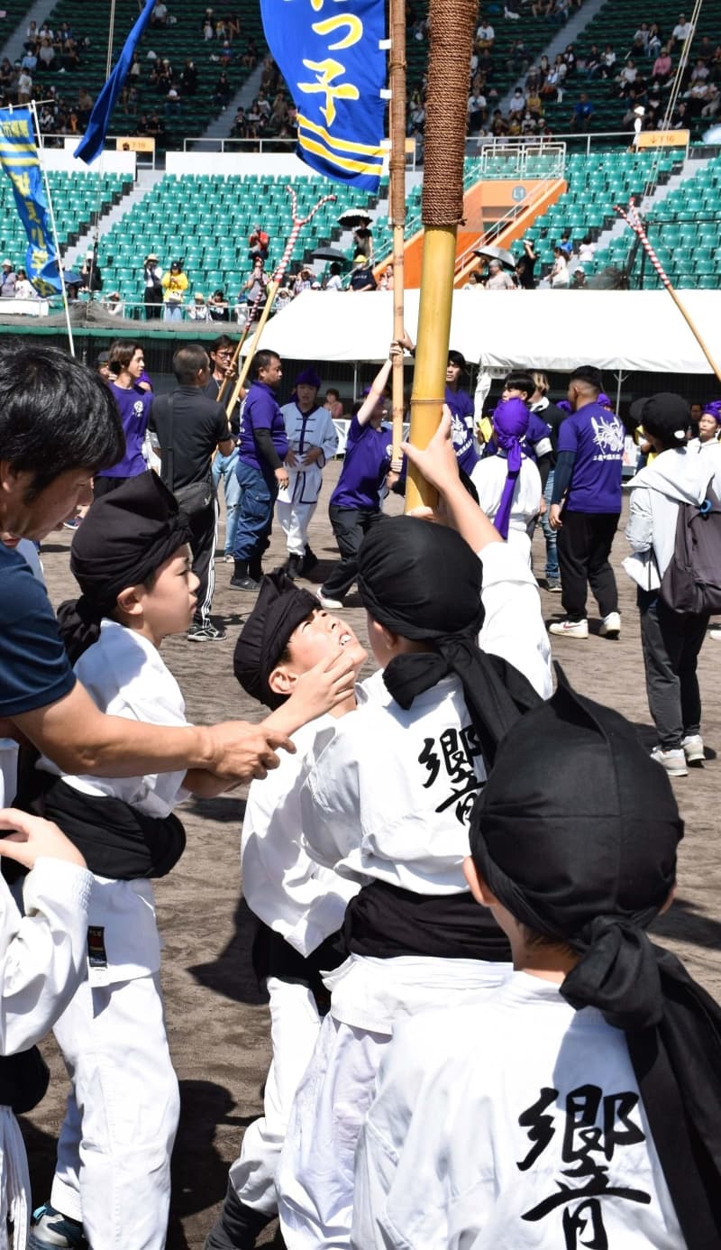 那覇で子ども旗頭　大人顔負けの演舞　やる気・元気フェスタinなは【写真特集】