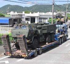 米海兵隊の高機動ロケット砲「ハイマース」　嘉手納基地から石垣空港に輸送　自衛隊・米軍が始める実動統合演習「キーン・ソード」を前に　演習反対の市民らが抗議