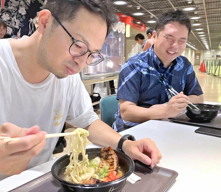 17製麺所の違い楽しめる　自分好みに沖縄そば6食セット　生麺協同組合が那覇市でフェス　きょう10月17日まで