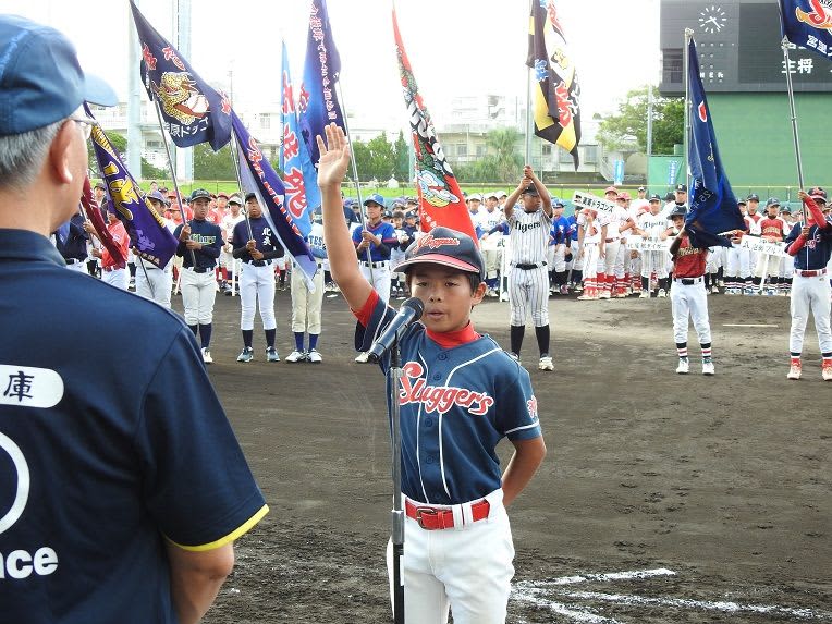 「将来、第二の大谷選手が生まれるのが楽しみ」　コザ信金旗学童野球大会が開幕　32チームが元気に入場行進