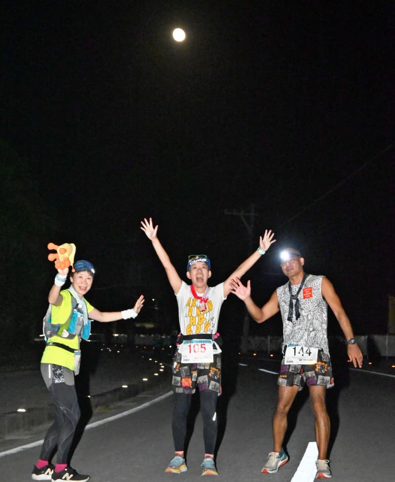 月明かりと快走　伊平屋ムーンライトマラソン　「ロケーションも最高、大満足」と参加者　沖縄・伊平屋村