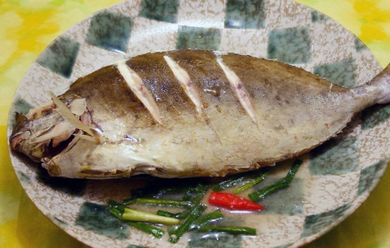 塩でシンプルに味付けしたアイゴの煮物「エーグヮーのマース煮」　魚のうま味引き立つ【沖縄料理レシピありんくりん】