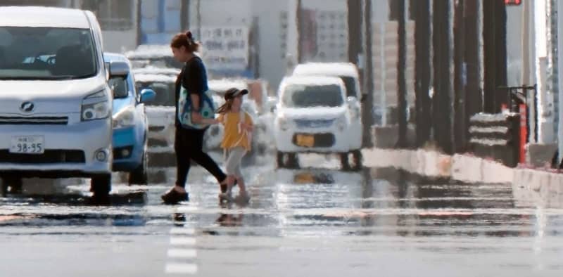 「逃げ水」が現れるほど暑い沖縄　南大東村で31.8度　11月の観測史上最高に