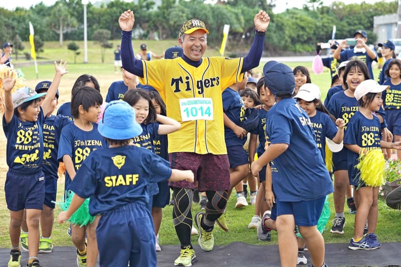 「島の子たちに勇気を与えたい」　教頭先生が出身の伊是名島で20キロランに挑戦　児童に手を引かれてゴールし涙