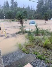 「腰くらいまで水に浸かり…」道路冠水、複数台の車が立ち往生　沖縄県恩納村　大雨影響で