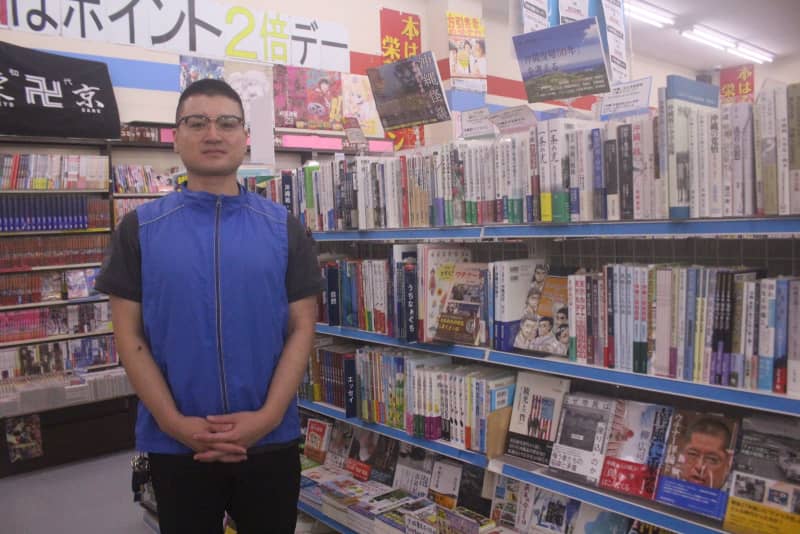 木箱に本並べた路上販売が始まり　うるま市石川の大城書店