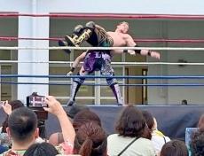 島にプロレスがやって来た！　沖縄・座間味村に初上陸　大技に拍手鳴り響く　観光大使の選手が企画