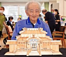 2年かけ完成！　割り箸を使い首里城の模型　脳出血のリハビリに励む沖縄の82歳　趣味を生かし「手の動きが良くなった」