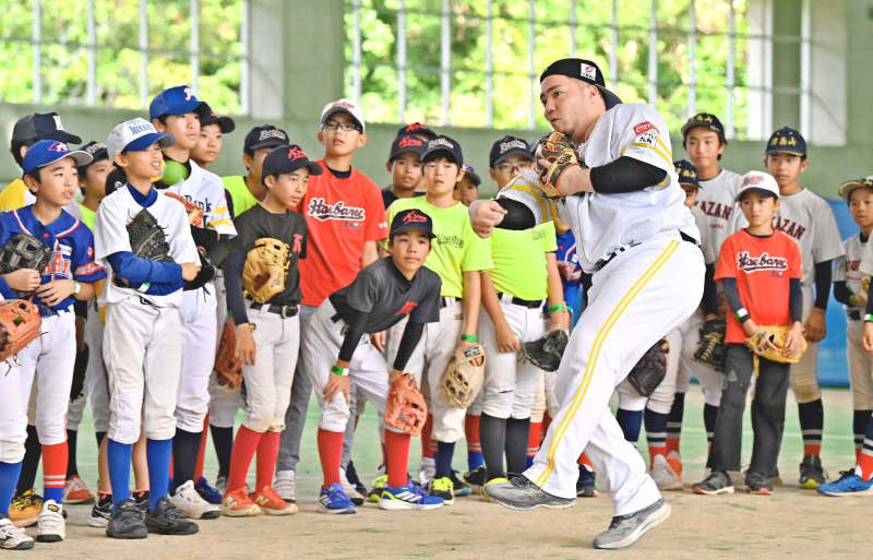 山川「バッティングのこつは…」　野球の魅力を小学生に伝授　ソフトバンク6選手が沖縄で教室