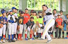 山川「バッティングのこつは…」　野球の魅力を小学生に伝授　ソフトバンク6選手が沖縄で教室