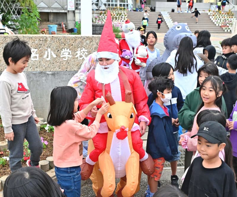 「来年も楽しく笑顔で」 仮装で今年最後の登校見守り　沖縄　多くの小中学校きょうから冬休み