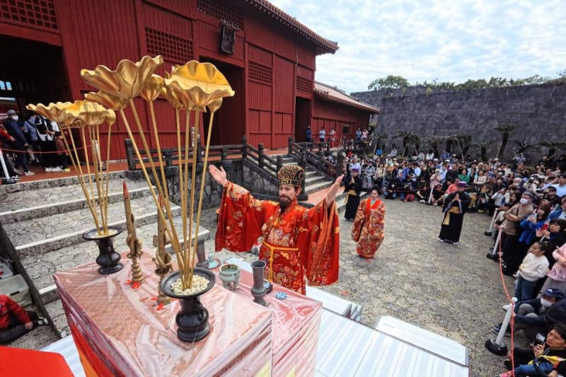 琉球王国の国王・王妃が登場　正月儀式を再現　首里城で3日まで「新春の宴」