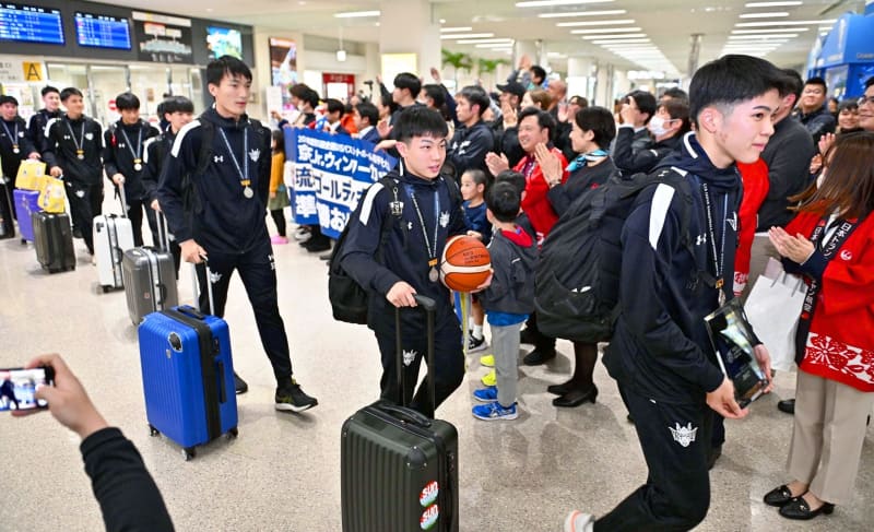 沖縄県勢初の快挙　準優勝したキングスU15の選手ら凱旋　バスケ全国U15選手権