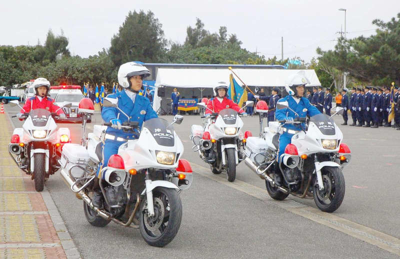 闇バイトや特殊詐欺から沖縄守る　県警の年頭視閲式に警察官ら300人　白バイ隊員ら走行訓練