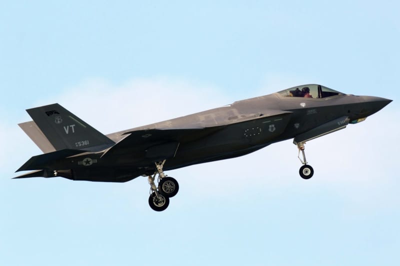 米軍F35Aステルス戦闘機　嘉手納基地に10機飛来　暫定配備か