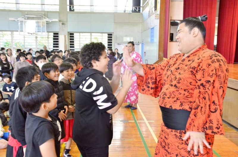 力士の大きさに驚く児童たち　沖縄・豊見城市の小学校、伊勢ケ浜部屋の4人と交流