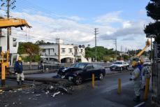 沖縄市南桃原で車が電柱なぎ倒す　事故影響で渋滞、周辺では停電も　運転手は命に別条なし