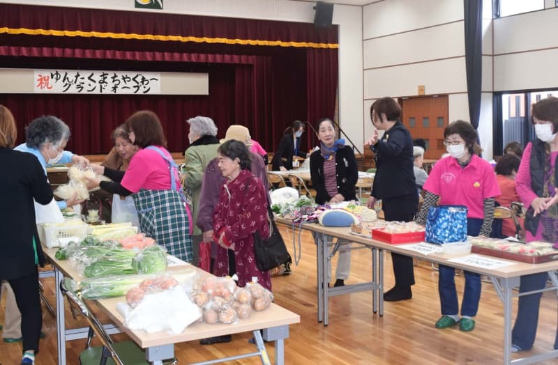 好評の移動販売「新城商店」が正式オープン　名称変え品数増やす　独り暮らしの高齢者ら喜ぶ　宜野湾市