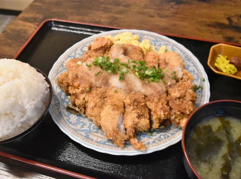 「たくさん食べてほしくてどんどん盛るように」　手のひらサイズの大ぶりチキンカツ　石垣島で愛される定食屋さん