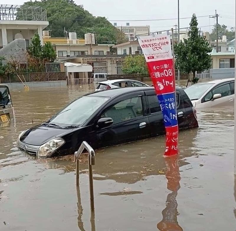 「路地が川のように…」　沖縄市、大雨で1メートル冠水　床上浸水8戸　車31台が水没の被害