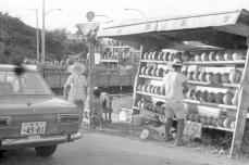 ［ぶらり　おきなわ'70s］道路脇に陳列されたスイカ　撮影場所は不明