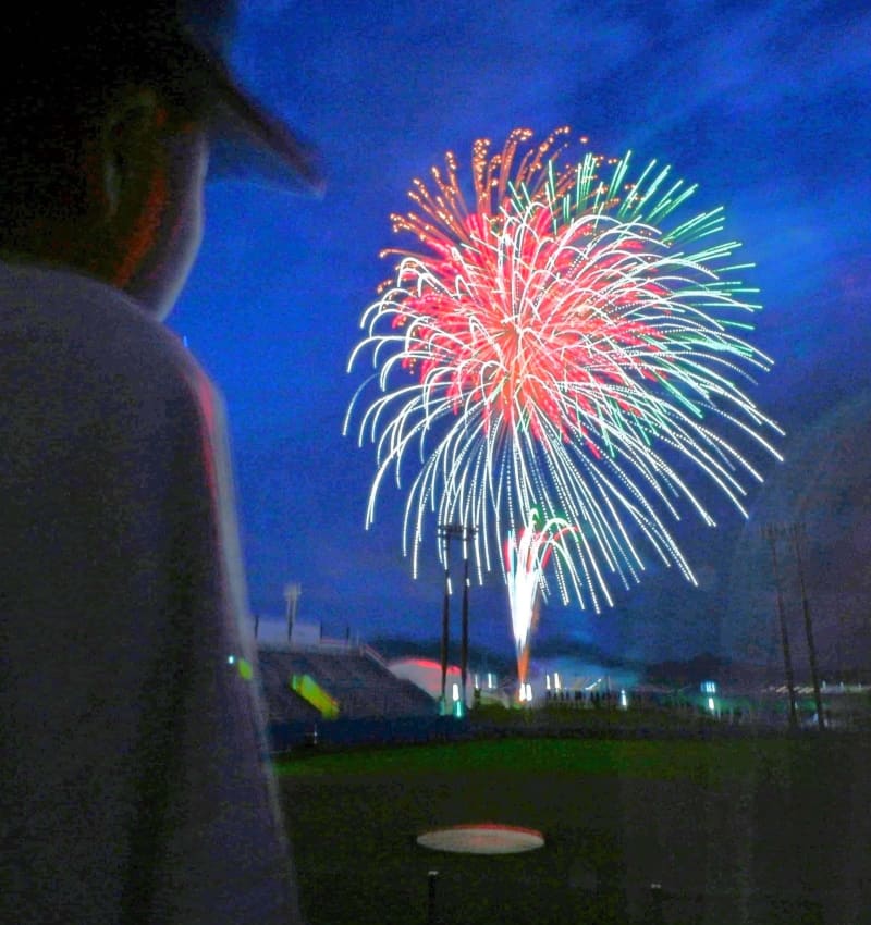 夜空を彩る花火2千発、日本ハム・新庄監督「優勝」誓う　名護市でキャンプ前夜祭