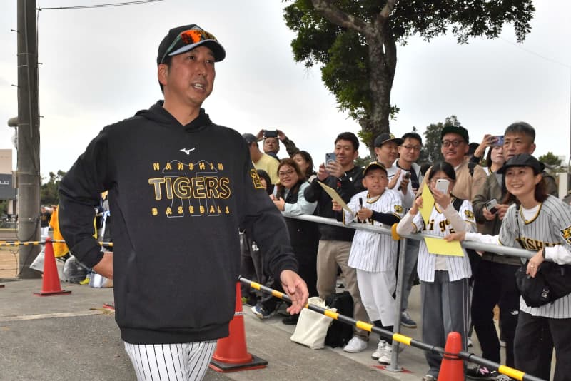 プロ野球キャンプ　沖縄で7球団が始動　球場に多くのファン【写真と動画で紹介】