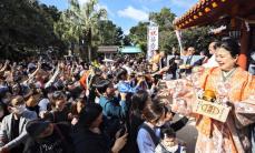 那覇の波上宮、節分厄除祭で300人が賑わい　「鬼は外、福は内」のかけ声響く