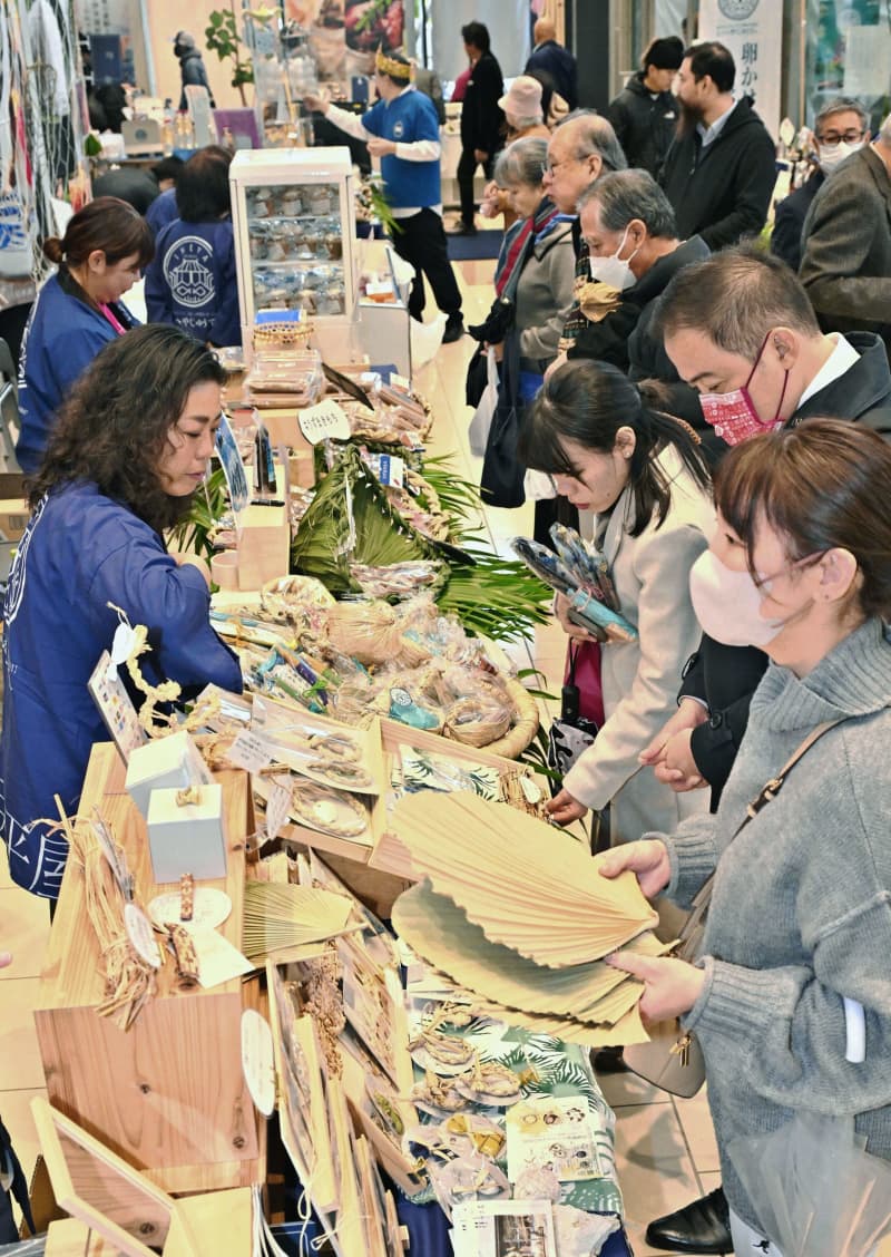 「懐かしい味」　海の幸や黒糖、島の人気商品がずらり　沖縄・伊平屋フェア開幕　那覇市のタイムスビルで9日まで