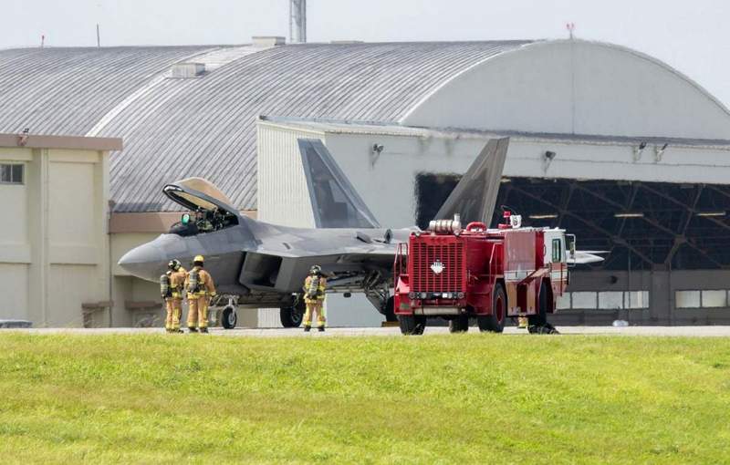 嘉手納基地でF22が緊急着陸、機体トラブルか｜Infoseekニュース