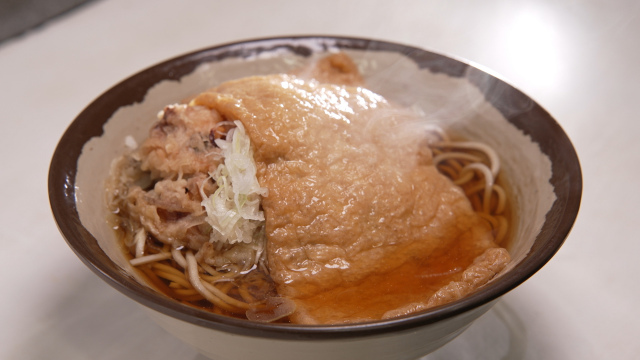 東京・王子の高架下のそば屋で味わう絶品「キツネそば」　“お揚げ”に隠された秘密とは？