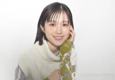 福本莉子、“超ミニ”トップスで美くびれスタイル　『原色美女図鑑』で艷やかグラビア