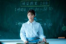 教壇に立つ渋谷凪咲ら個性あふれるキャストの場面写真一挙公開、Jホラーの巨匠・清水崇監督最新作『あのコはだぁれ？』