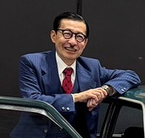 岩井ジョニ男、愛車『カローラ』の前で一服…”昭和の匂い”写真に反響「フェンダーミラーの車が良く似合う」