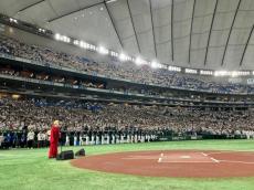 木村カエラ、ソフトバンク『白のキセキ in 東京』で国歌独唱　赤いワンピースで伸びやかな美声