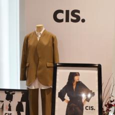黒石奈央子「自分にとって新境地」、仕事服のあり方を問う新ブランド「CIS.（シス）」のディレクター就任