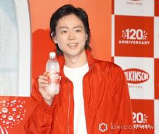 菅田将暉、第1子誕生後初のイベント出演　かっこ良すぎる炭酸水の飲みっぷり披露