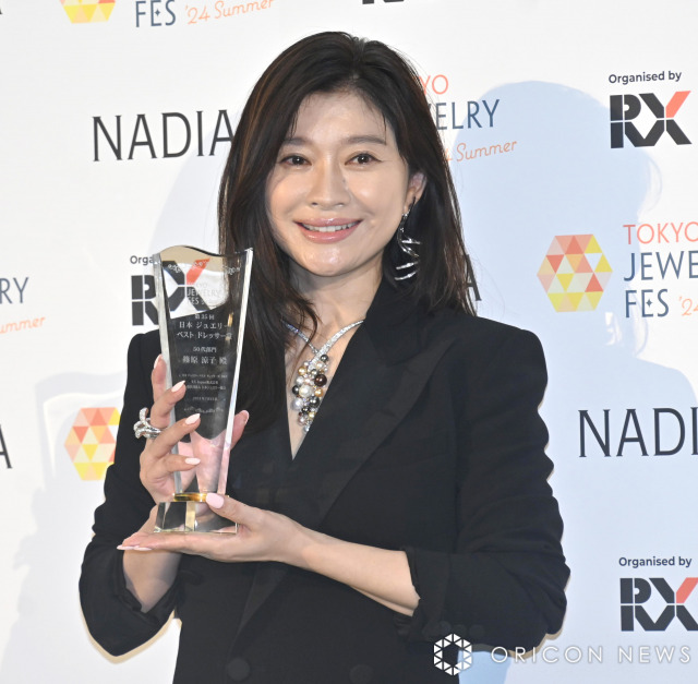 篠原涼子“50代部門”受賞に驚きの声も「笑ってる！」　報道陣とおちゃめにやり取り
