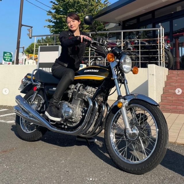 大島由香里アナ「KAWASAKI Z1」「YAMAHA RZ350」に乗る　「絶版車似合ってます」「リアル峰不二子みたい」