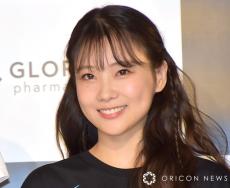 35歳・重盛さと美、色白美肌あらわな水着姿にファンうっとり「マジ可愛さ反則級」「何もかもパーフェクト」　66歳の母の姿も