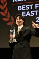 山崎賢人、日本人初受賞のトロフィーを掲げ笑顔　ニューヨーク・アジアン映画祭で『キングダム』上映