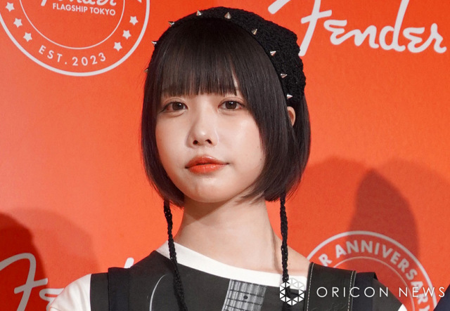 あのちゃん、ショーパン姿で美脚あらわ　ノーバン投球に「すごかった」「フォームも決まってる」